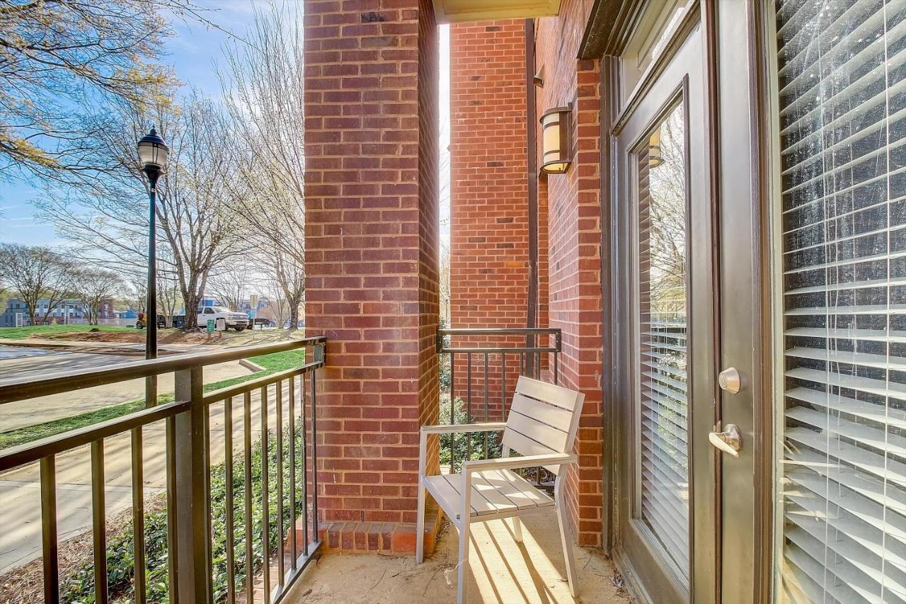 Frontdesk Village At Commonwealth Apts Plaza Midwood Charlotte Room photo